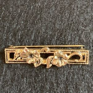 Gold tone pin with flowers 🌺